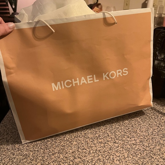 Brand New with tags! Micheal Kors purse “Sheila” in vanilla BEAUTIFUL! - Picture 9 of 13